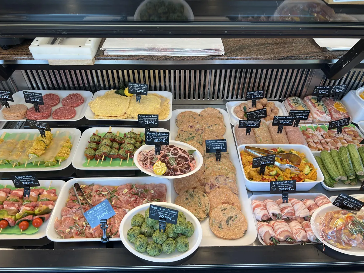 Vetrina di preparati di carne pronti a cuocere artigianali e 100% senza glutine a Forlì